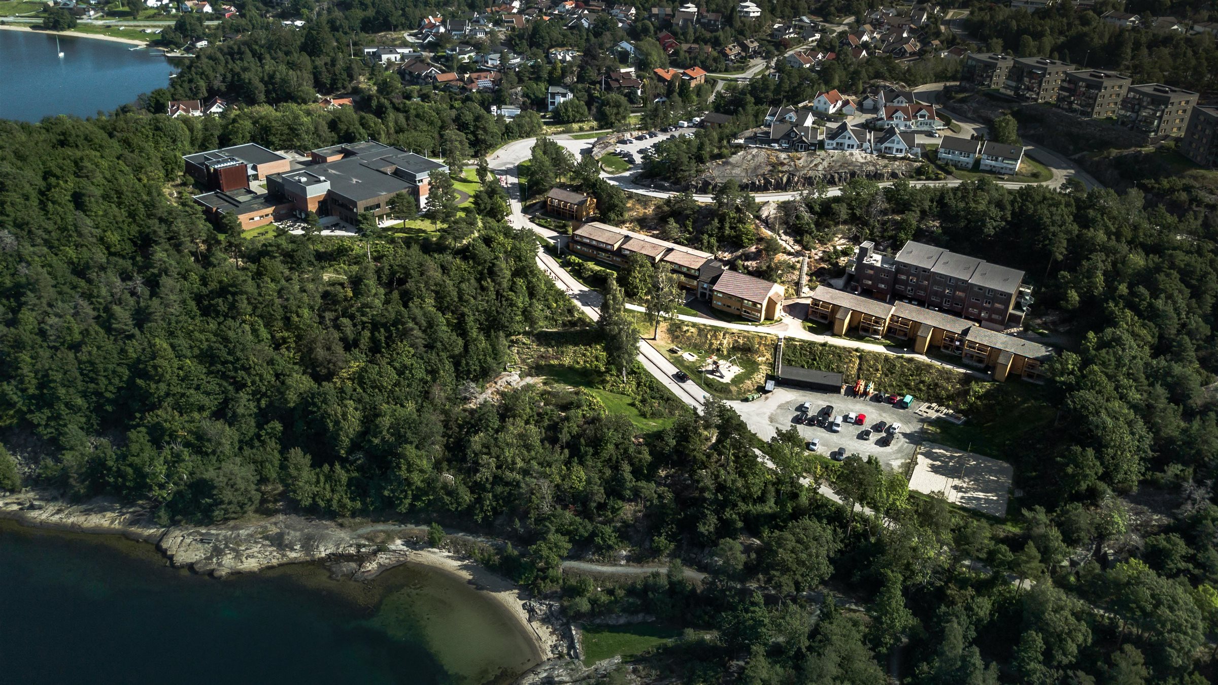 Campus og studenthjem ved sjøen sett fra lufta