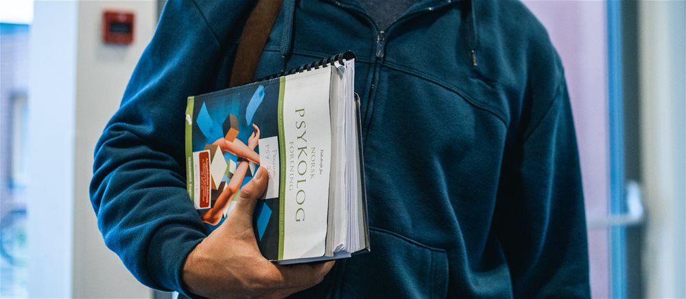 Student med psykologibok