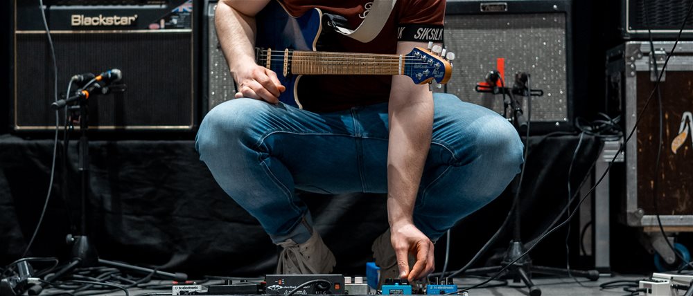 Gitarist med effektpedaler